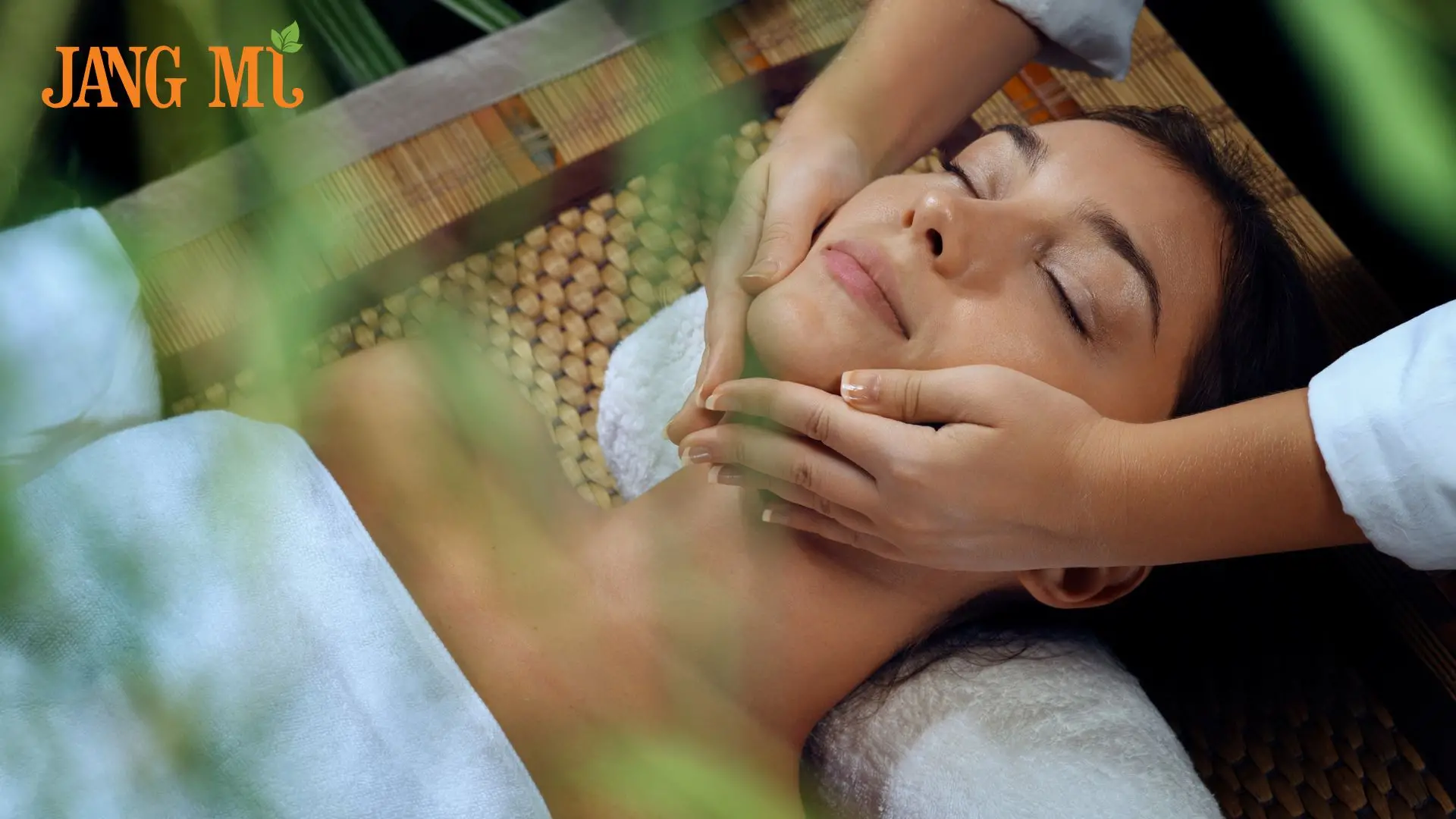 Mất ngủ kéo dài – Bí quyết thư giãn và lấy lại sức sống với massage đá nóng và Jang mi spa
