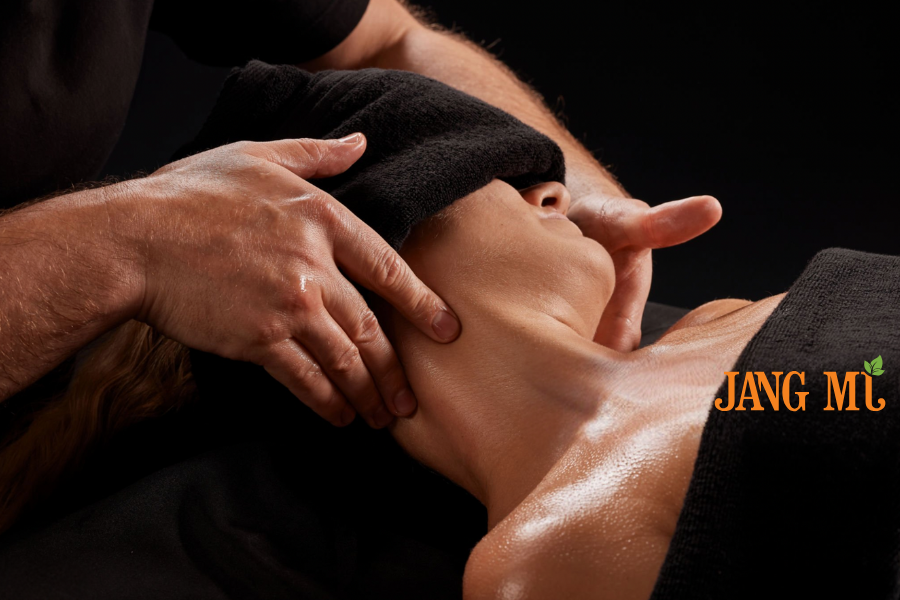Thư giãn với liệu pháp massage cổ vai gáy tại Jang Mi Spa