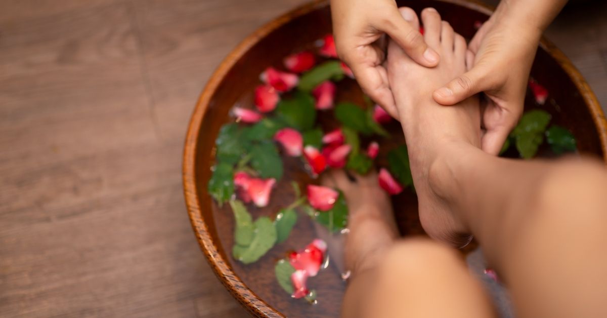 Du khách quốc tế trải nghiệm dịch vụ Foot Massage Da Nang tại Jang Mi