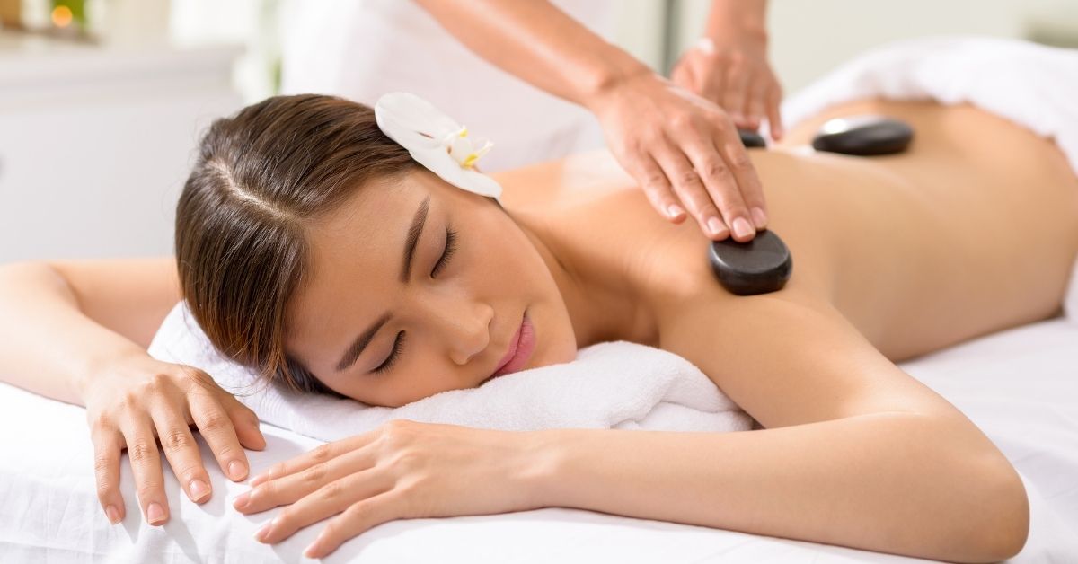 Liệu pháp Massage Đá Nóng bazan giúp đánh tan mệt mỏi tại Jang Mi Spa