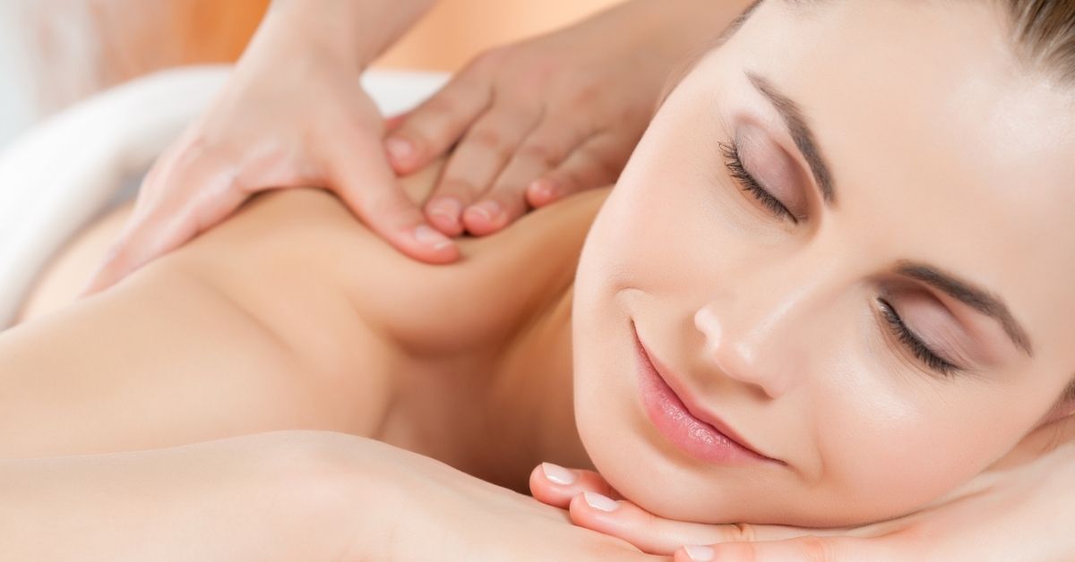 Sự rạng rỡ và thư thái của khách hàng sau buổi trị liệu cổ vai gáy chuyên sâu