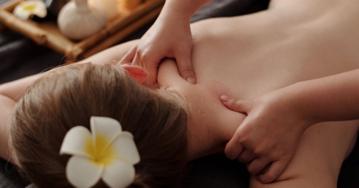 Liệu trình Massage Cổ Vai Gáy chuyên sâu giúp cha mẹ giải tỏa đau nhức