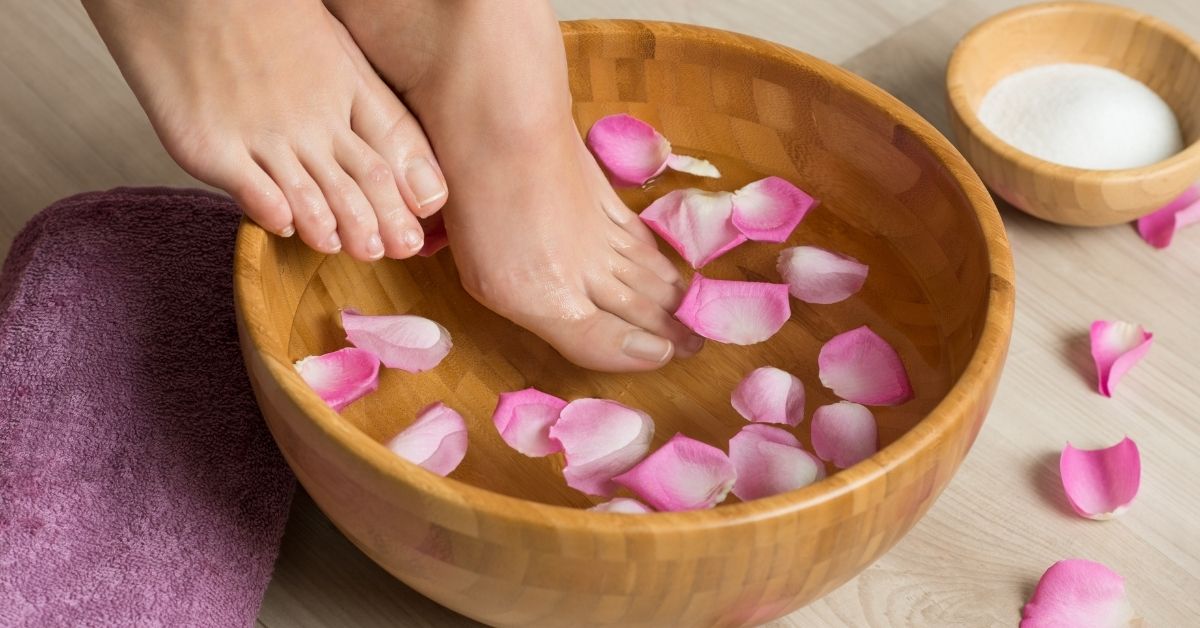 Sở hữu đôi gót chân hồng hào mịn màng nhờ thảo mộc tự nhiên